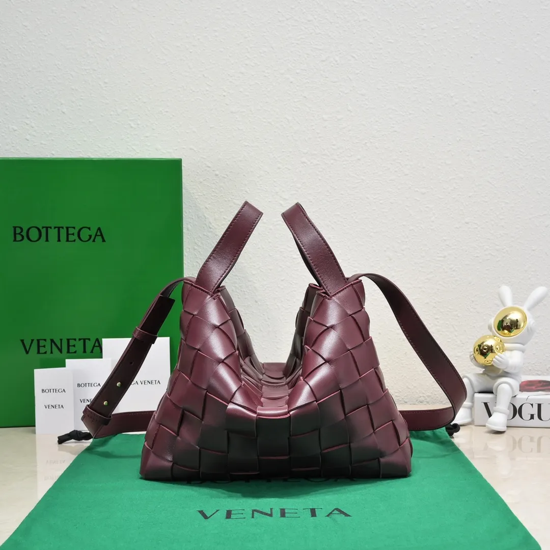 What can you put in Bottega Veneta’s new bowling bag? Have you got the new bowling bag? Super large capacity ~ The key is low-key, simple and casual style ~ the fashion sense is not reduced at all. It combines BV's classic woven elements and can also be used for computers. The length of the shoulder straps can be adjusted. It is suitable for tall girls to carry. Boys also have a sunny back☀️ Style number: 7466# Size: 28*21*16